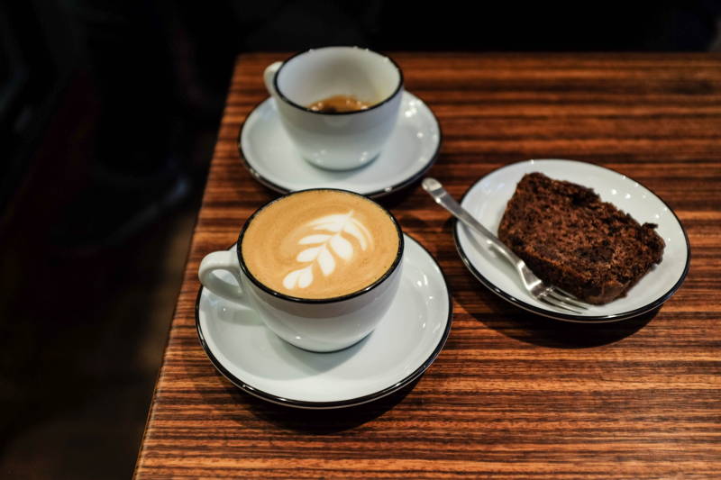 Latte Art und Kuchen