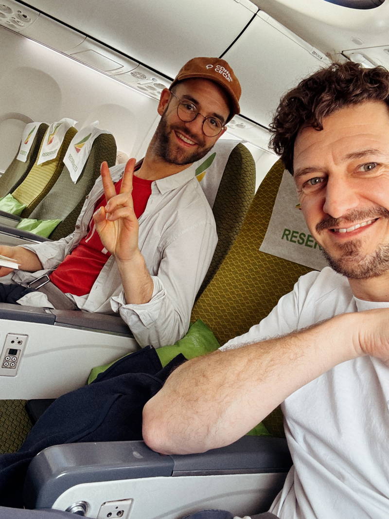 Martin und Hannes im Flugzeug