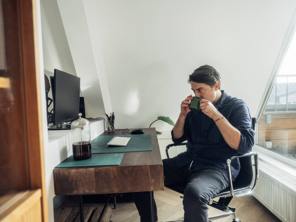 Kaffee im Home Office Mann im Homeoffice bei einem Kaffee aus der French Press.