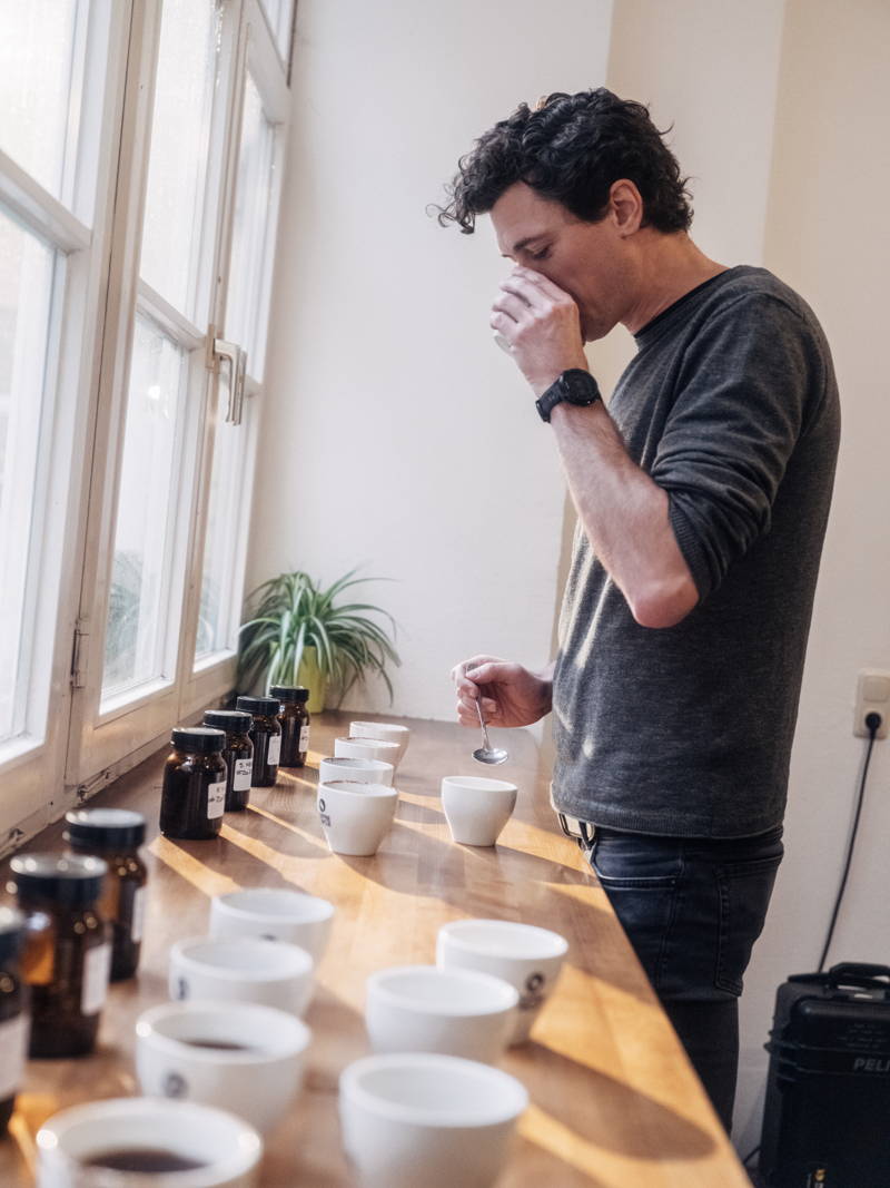 Martin beim cupping in der Rösterei.