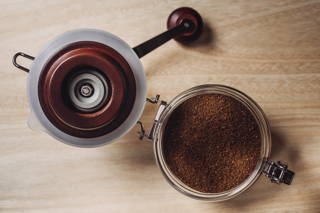 Frisch gemahlen in det Hario Canister Kaffeemehl