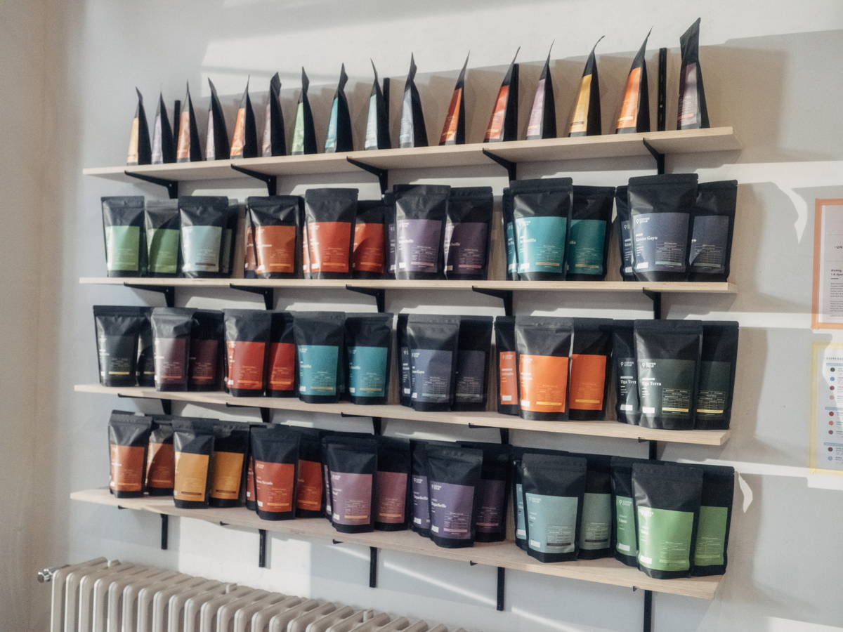 Regal mit Packungen im Café