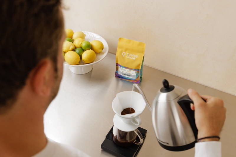 Maria Rosa zubereitet mit dem Hario V60