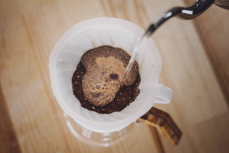 Feuchte das im Porzellanfilter befindliche Kaffeepulver nun zunächst mit einer kleinen Menge Wasser an.