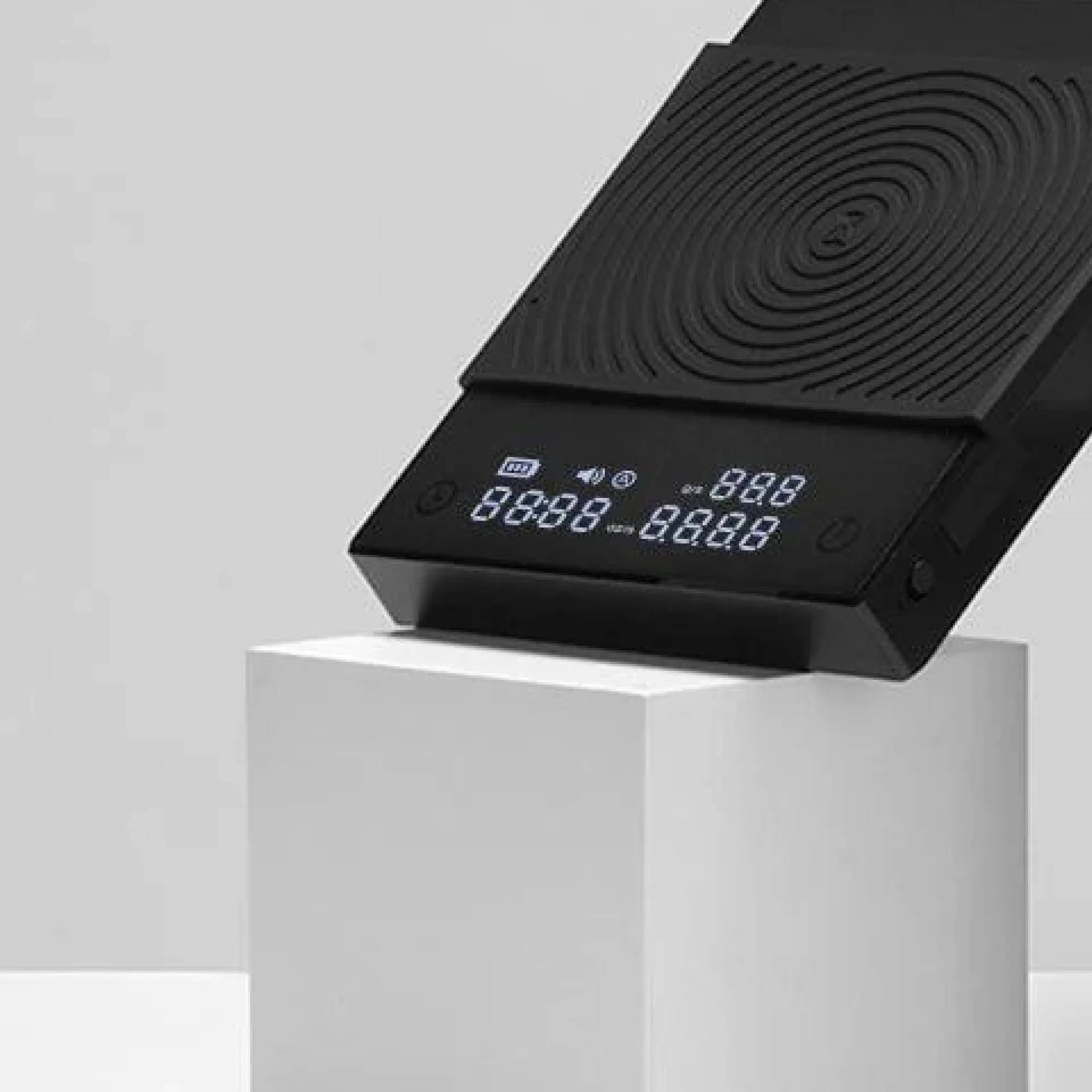 Timemore Black Mirror Basic 2.0 steht auf einem grauen viereckigem Block.