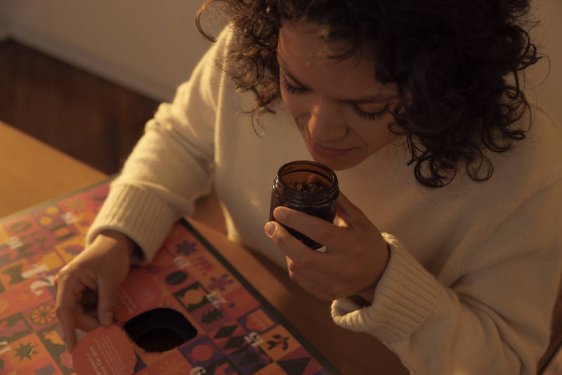 Eine Frau riecht an Kaffee aus einen Adventskalender