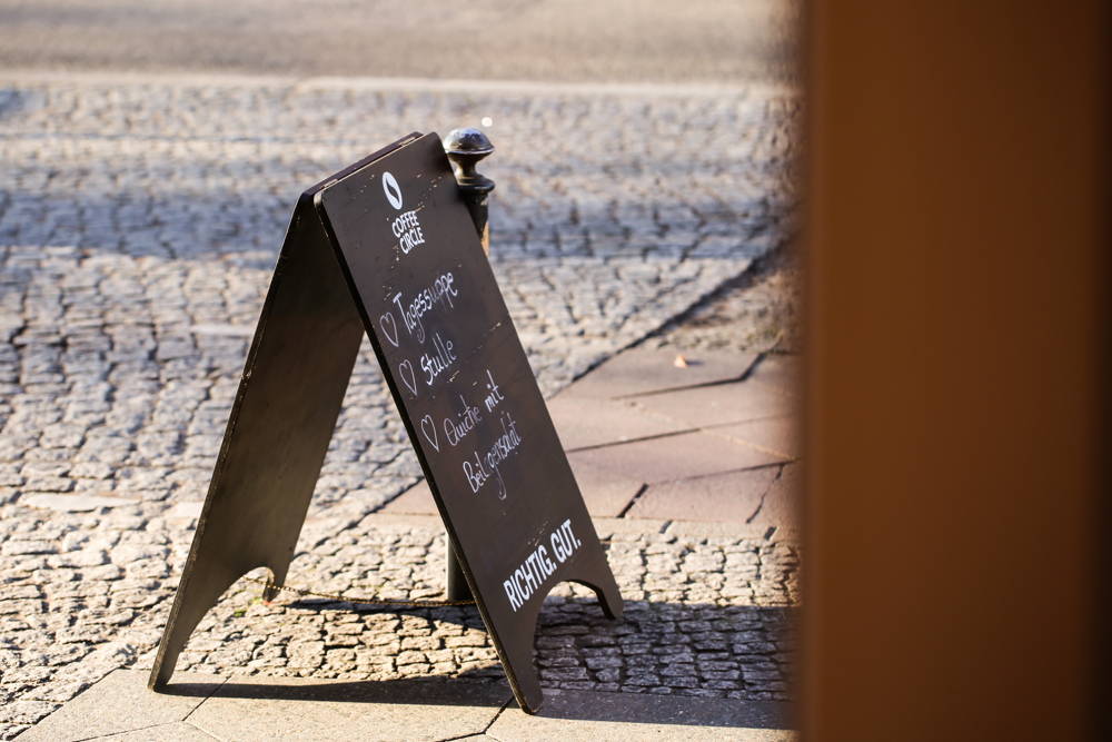 Schild vor dem Du Bonheur Schild vor dem Du Bonheur